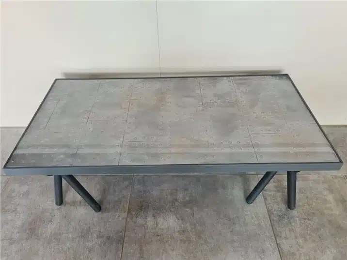 Image d'une table imitation plaque de taule