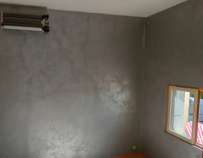 Image d'un mur repeint en gris avec un effet