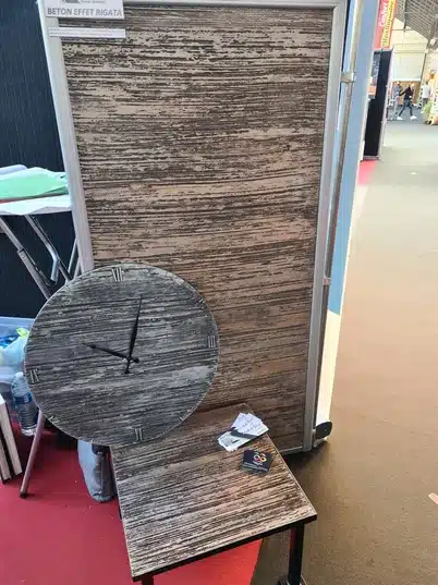 Image d'un table de chevet, d'un horloge et d'une porte avec le même motif en bois