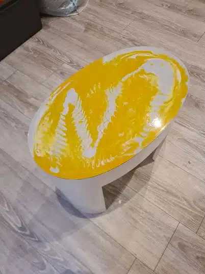 Image d'une table jaune